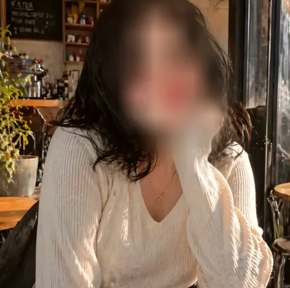 Ayse, 25