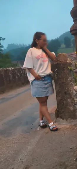 Leonie, 32